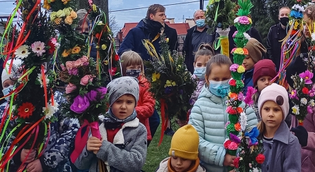 Grafika artykułu: Niedziela Palmowa w naszych parafiach