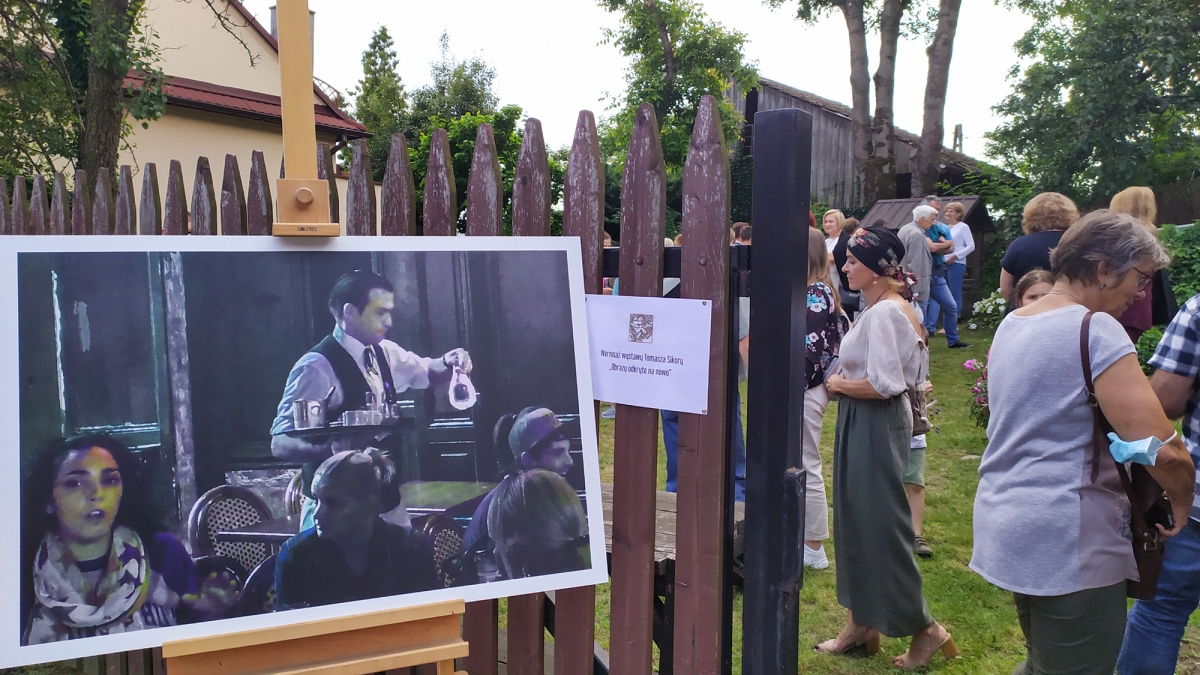 Grafika artykułu: Wernisaż wystawy Tomka Sikory z muzyką historyczną w ogrodzie Muzeum