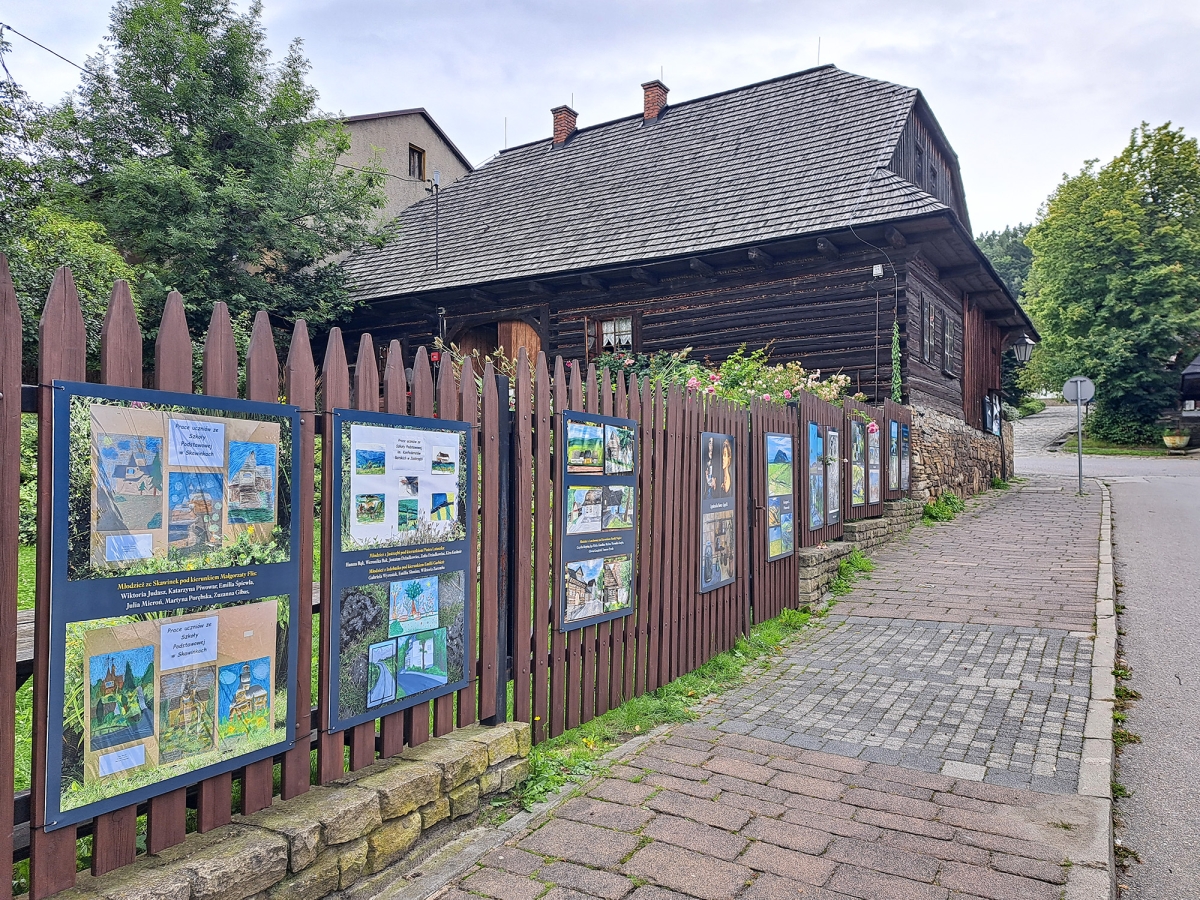 Grafika artykułu: Wystawa poplenerowa na płocie muzeum